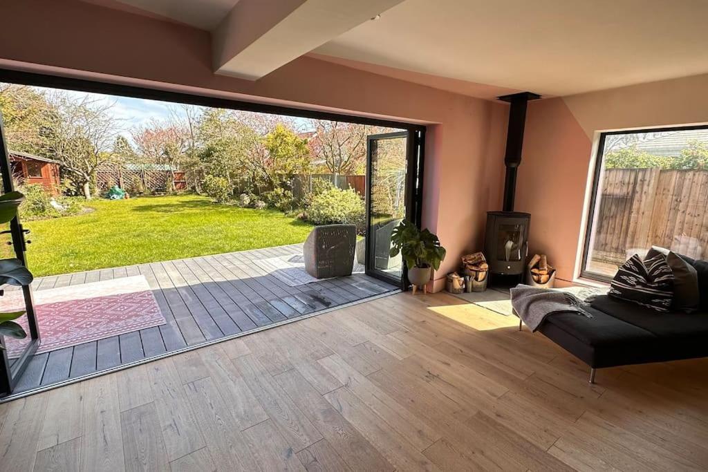 Formby, Spacious True Bungalow Steps From Beach Exterior foto