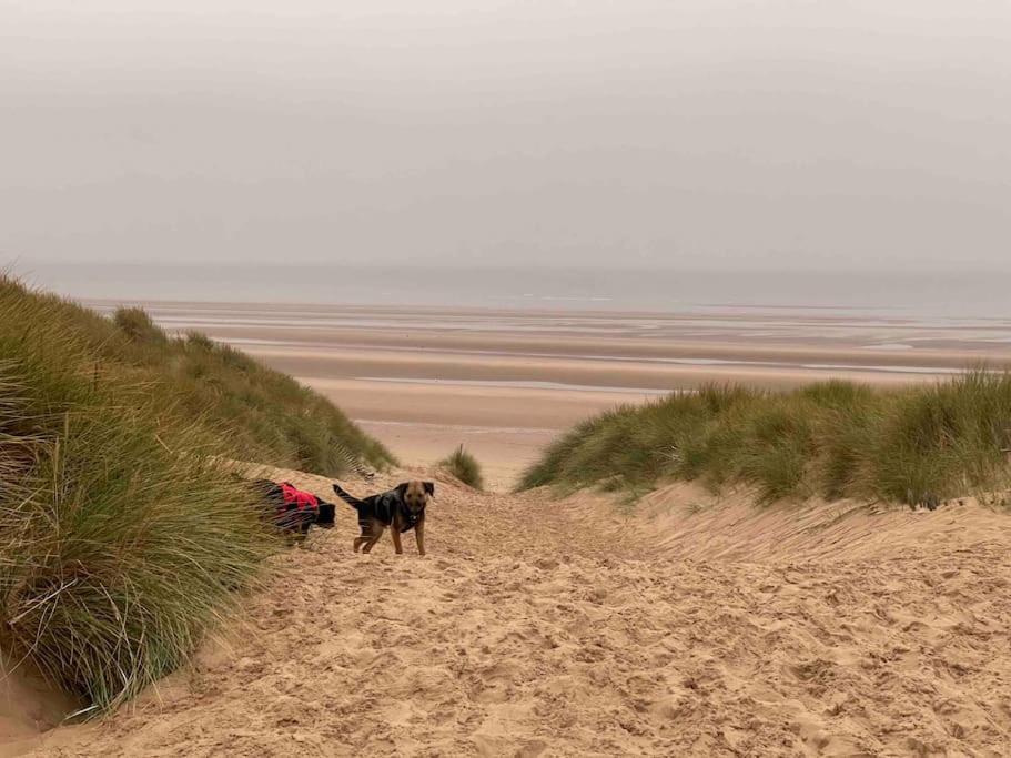 Formby, Spacious True Bungalow Steps From Beach Exterior foto